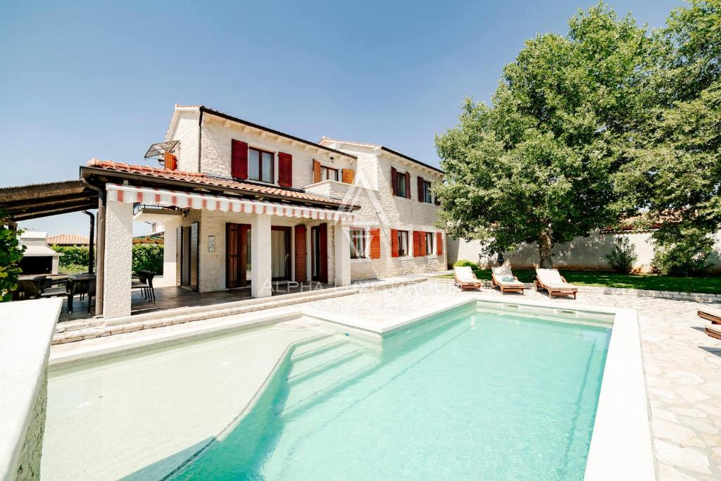 Istra, Višnjan: Čarobna rustikalna hiša z bazenom