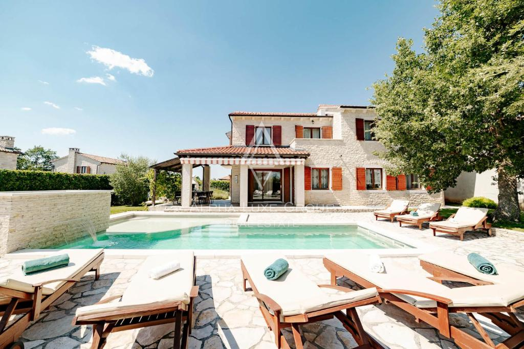 Istra, Višnjan: Čarobna rustikalna hiša z bazenom