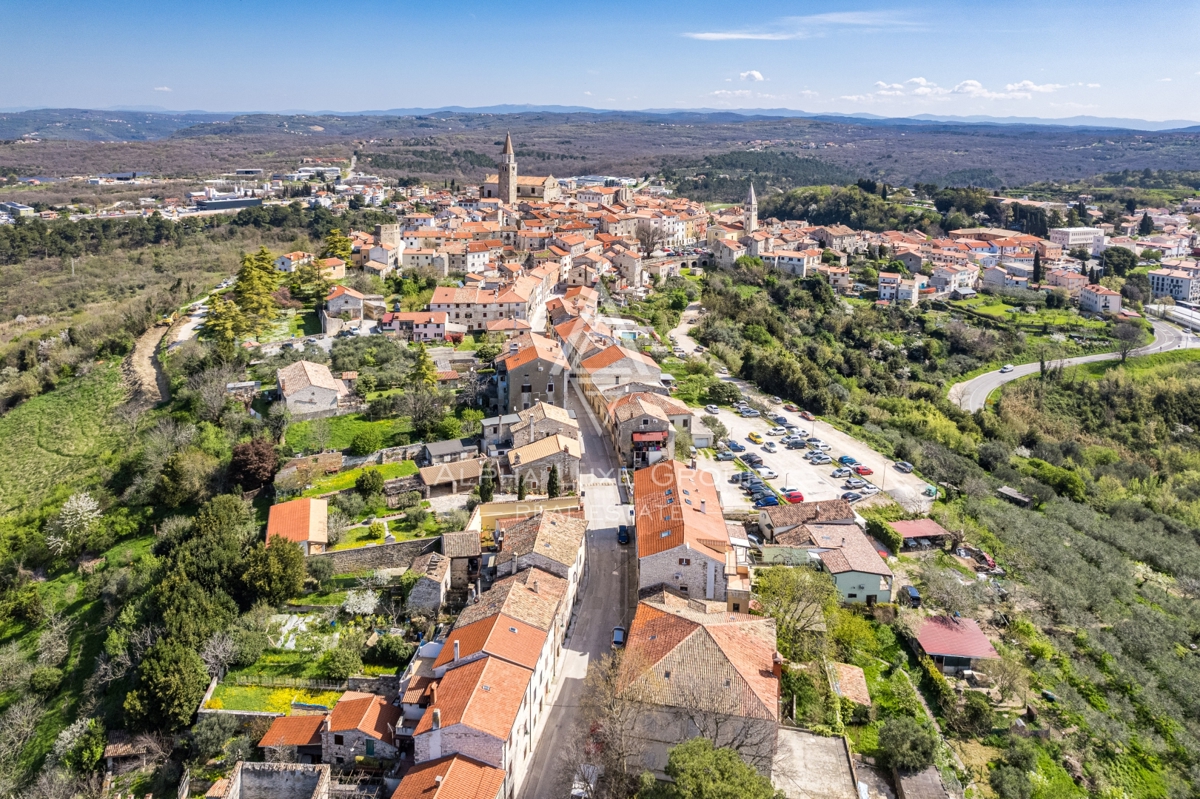 Istra, Buje – Prenovljena kamnita hiša z vrtom