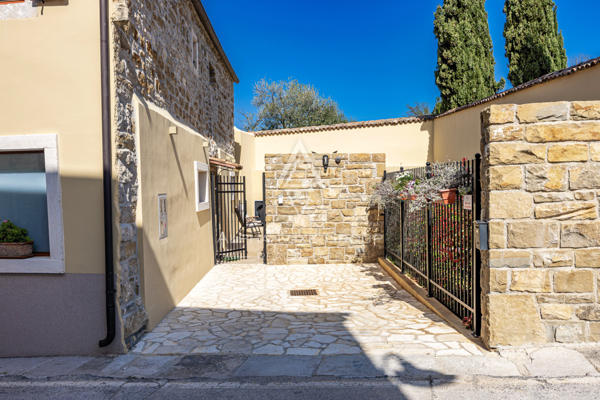 Istra, Buje – Prenovljena kamnita hiša z vrtom