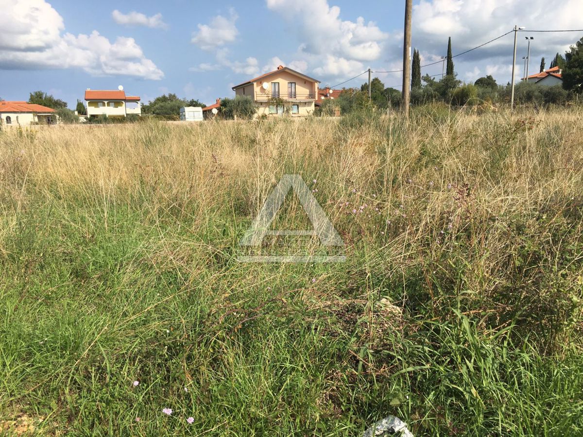 Zemljišće Kaštel, Buje, 2.033m2