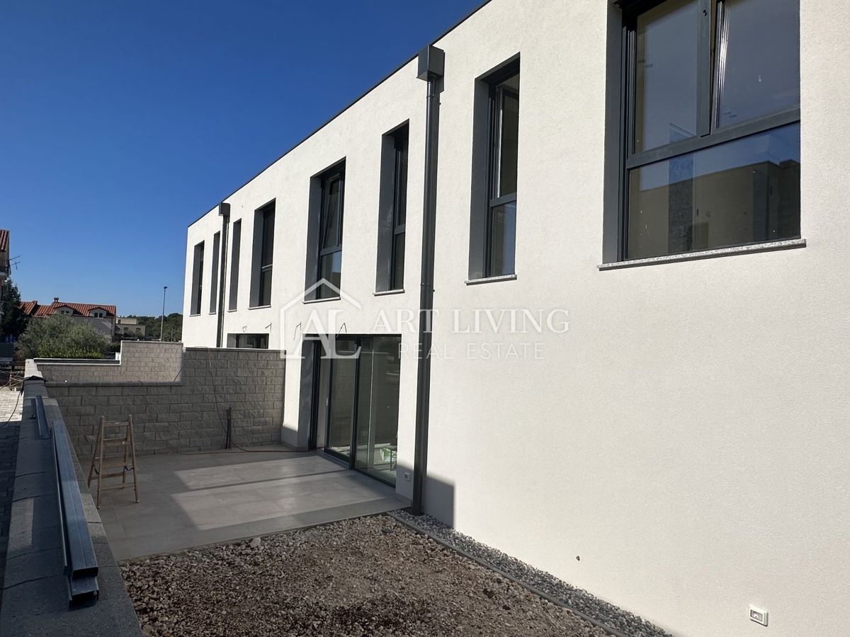 Istra, Novigrad - Vrstna hiša na TOP lokaciji - NOVOGRADNJA