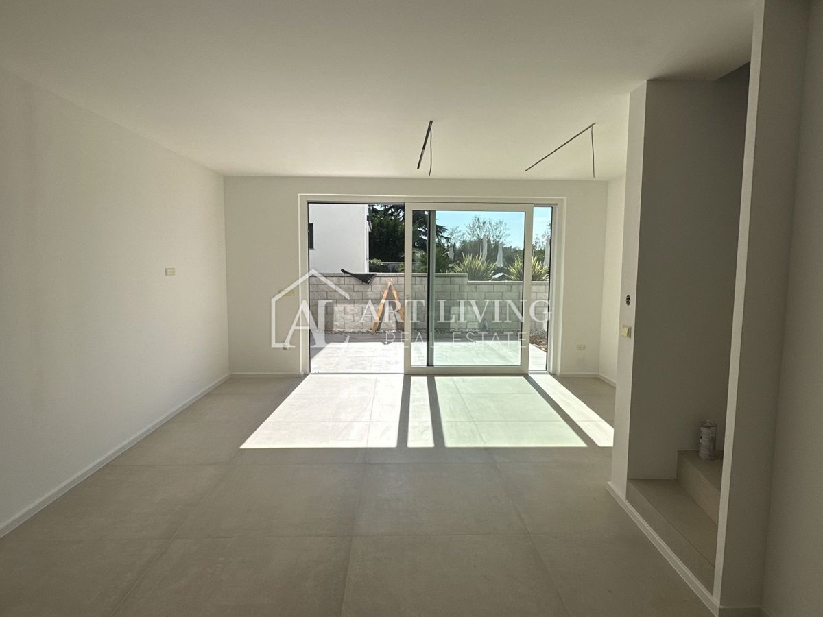 Istra, Novigrad - Vrstna hiša na TOP lokaciji - NOVOGRADNJA