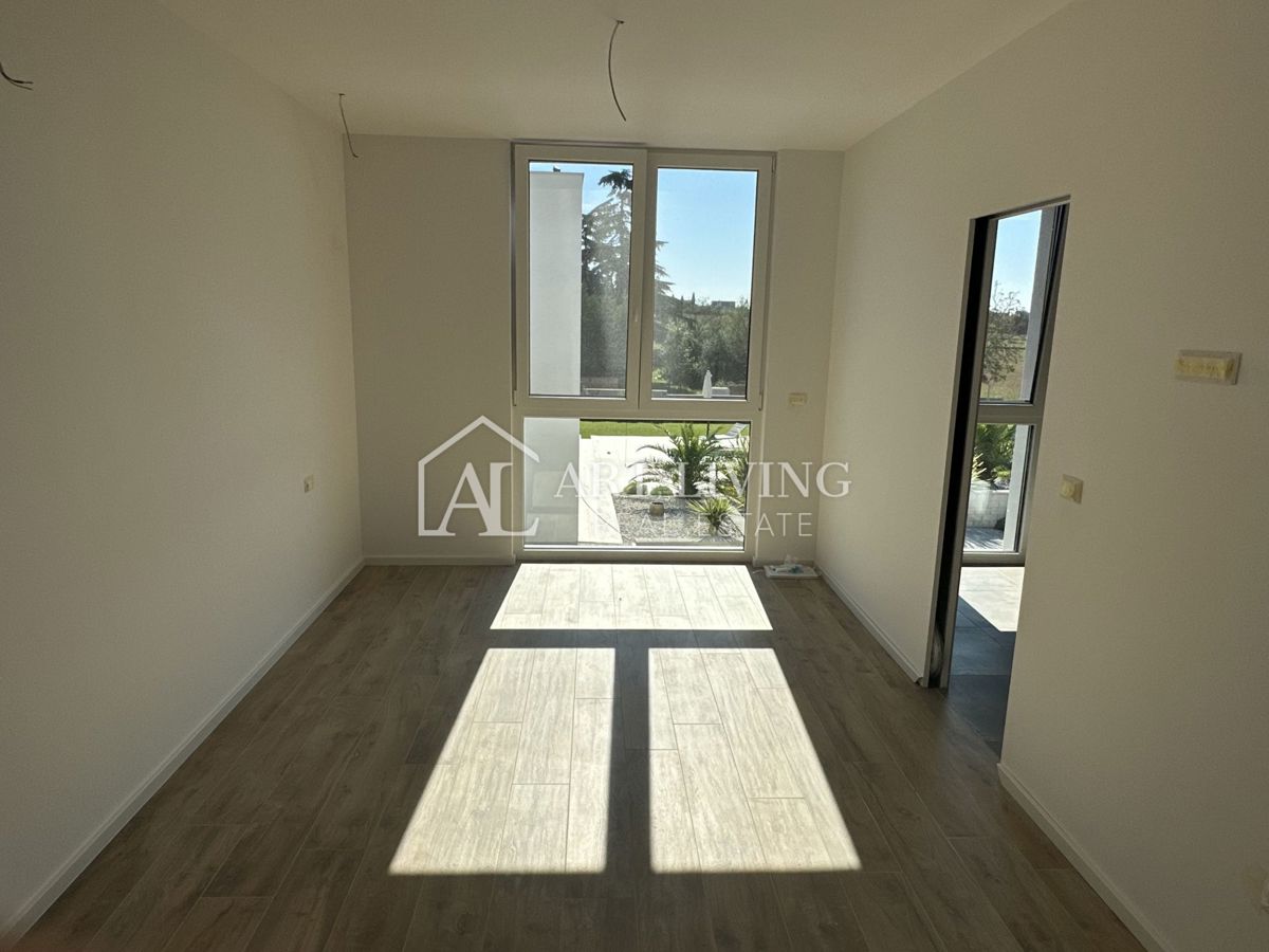 Istra, Novigrad - Vrstna hiša na TOP lokaciji - NOVOGRADNJA