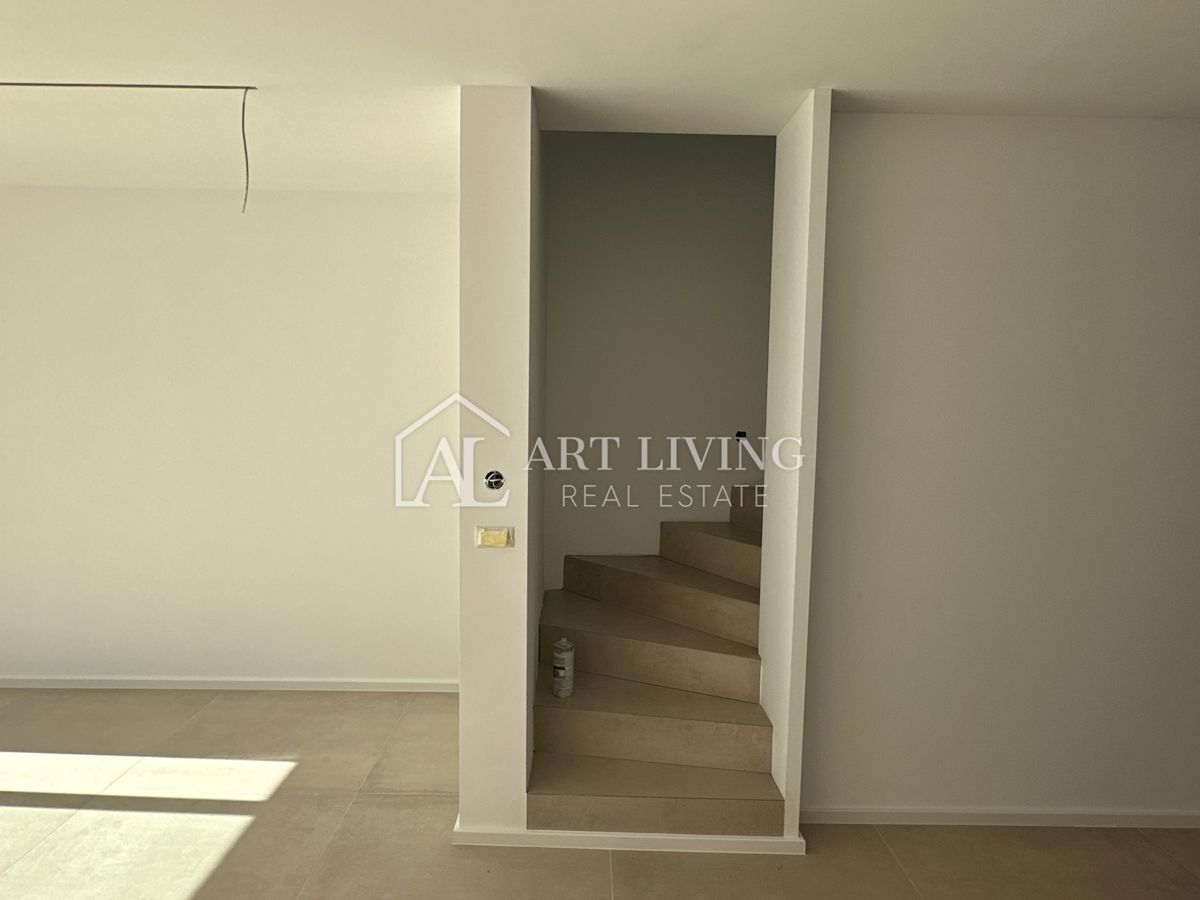 Istra, Novigrad - Vrstna hiša na TOP lokaciji - NOVOGRADNJA