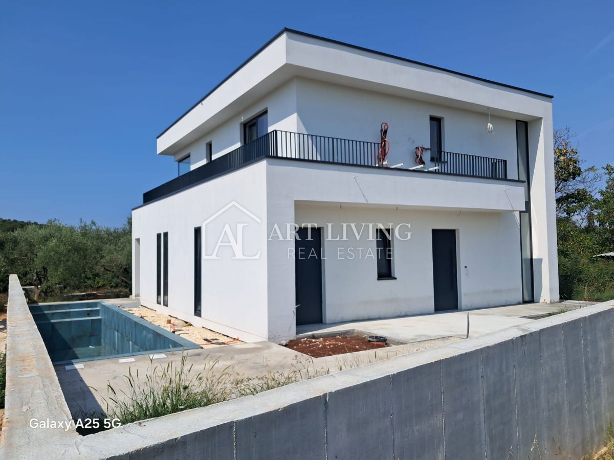 Poreč, okolica - moderna samostojna hiša z bazenom - NOVOGRADNJA