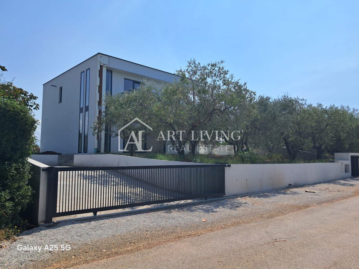 Poreč, okolica - moderna samostojna hiša z bazenom - NOVOGRADNJA