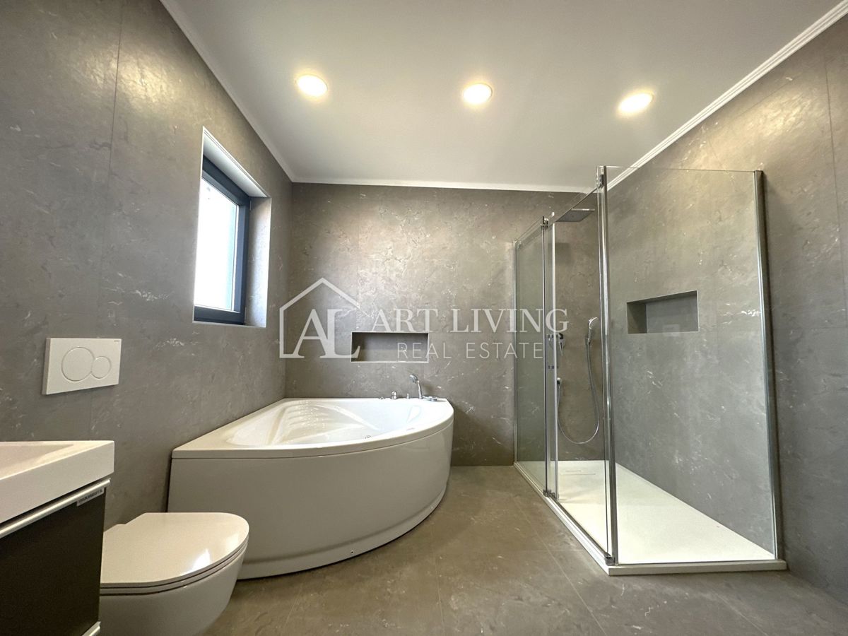 Umag, trosobni stan, 109 m2, z lepo in atraktivno lokacijo