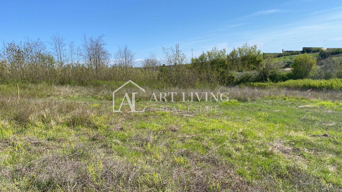 Brtonigla, okolica – zanimivo kmetijsko zemljišče v izmeri 1.900 m²