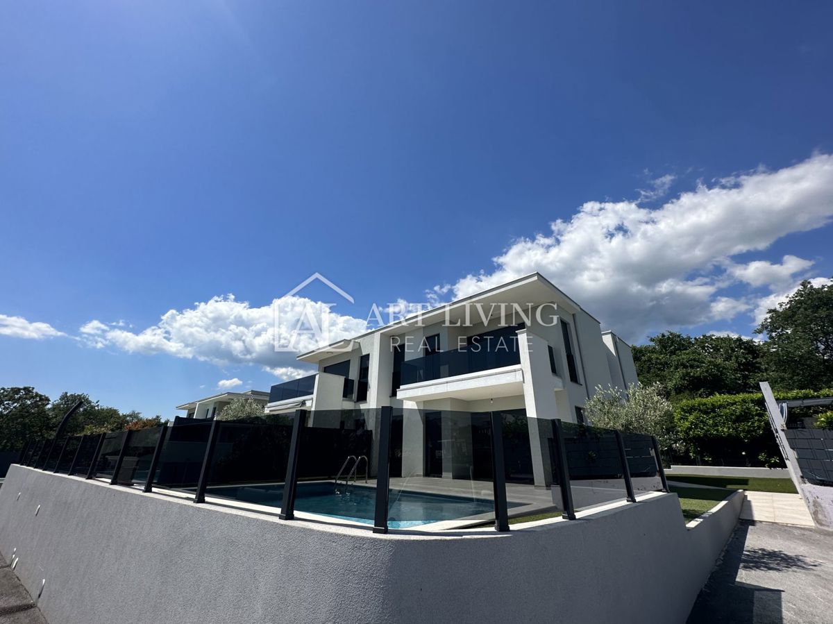 Istra, Umag, okolica – moderna dvojna vila z bazenom, 1,3 km od morja