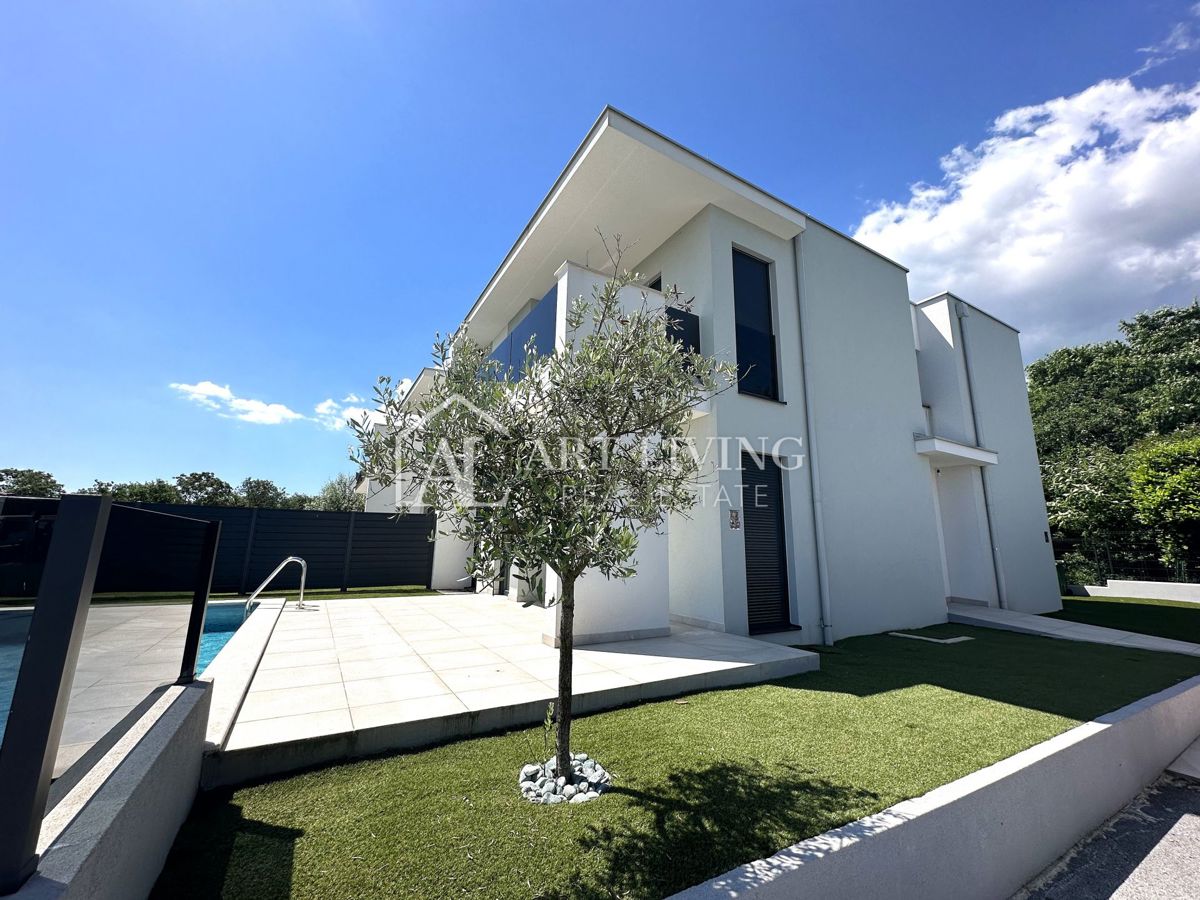 Istra, Umag, okolica – moderna dvojna vila z bazenom, 1,3 km od morja