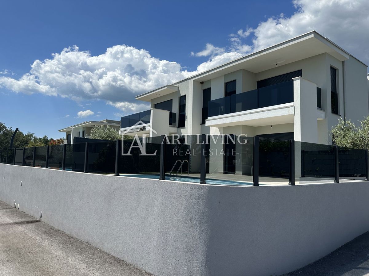 Istra, Umag, okolica – moderna dvojna vila z bazenom, 1,3 km od morja