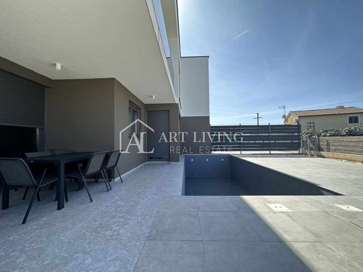 Poreč, okolica – Luksuzno stanovanje 93,32 m² z lastnim bazenom