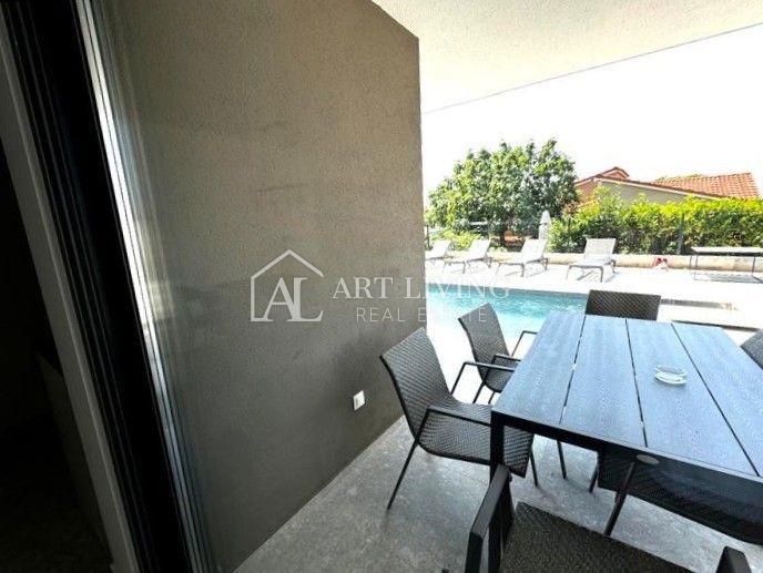 Poreč, okolica – Luksuzno stanovanje 93,32 m² z lastnim bazenom