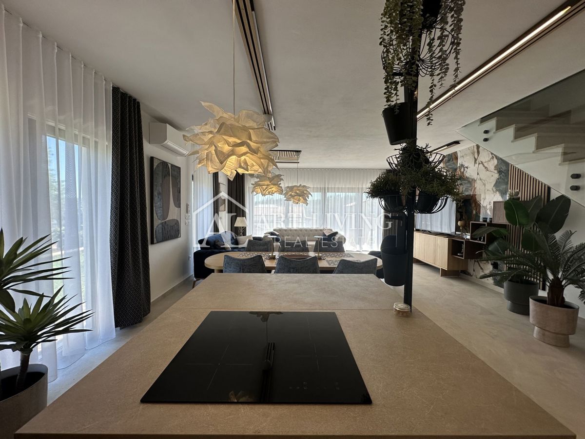 NOVIGRAD, okolica - MODERNA DIZAJNERSKA DVOJNA HIŠA NA VRHUNSKI LOKACIJI - SAMO 300 m OD MORJA