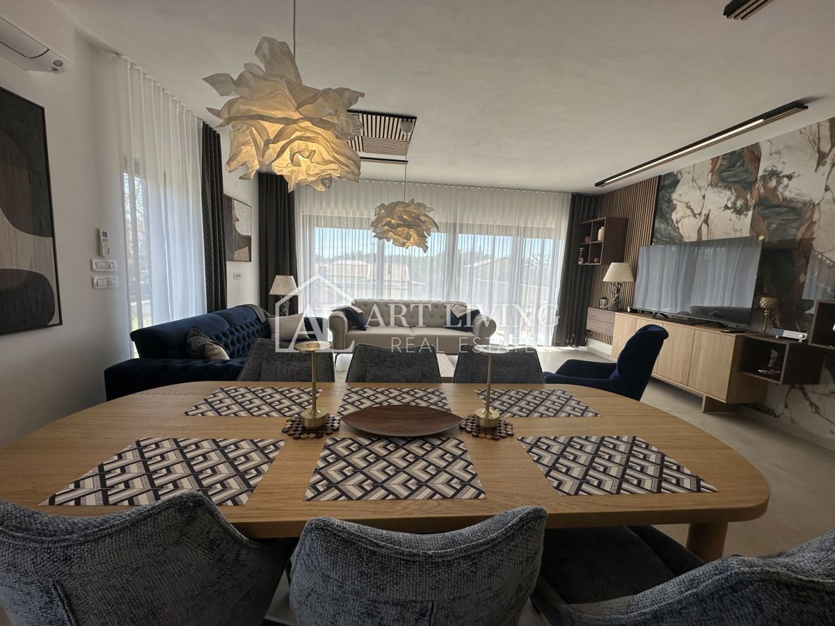 NOVIGRAD, okolica - MODERNA DIZAJNERSKA DVOJNA HIŠA NA VRHUNSKI LOKACIJI - SAMO 300 m OD MORJA