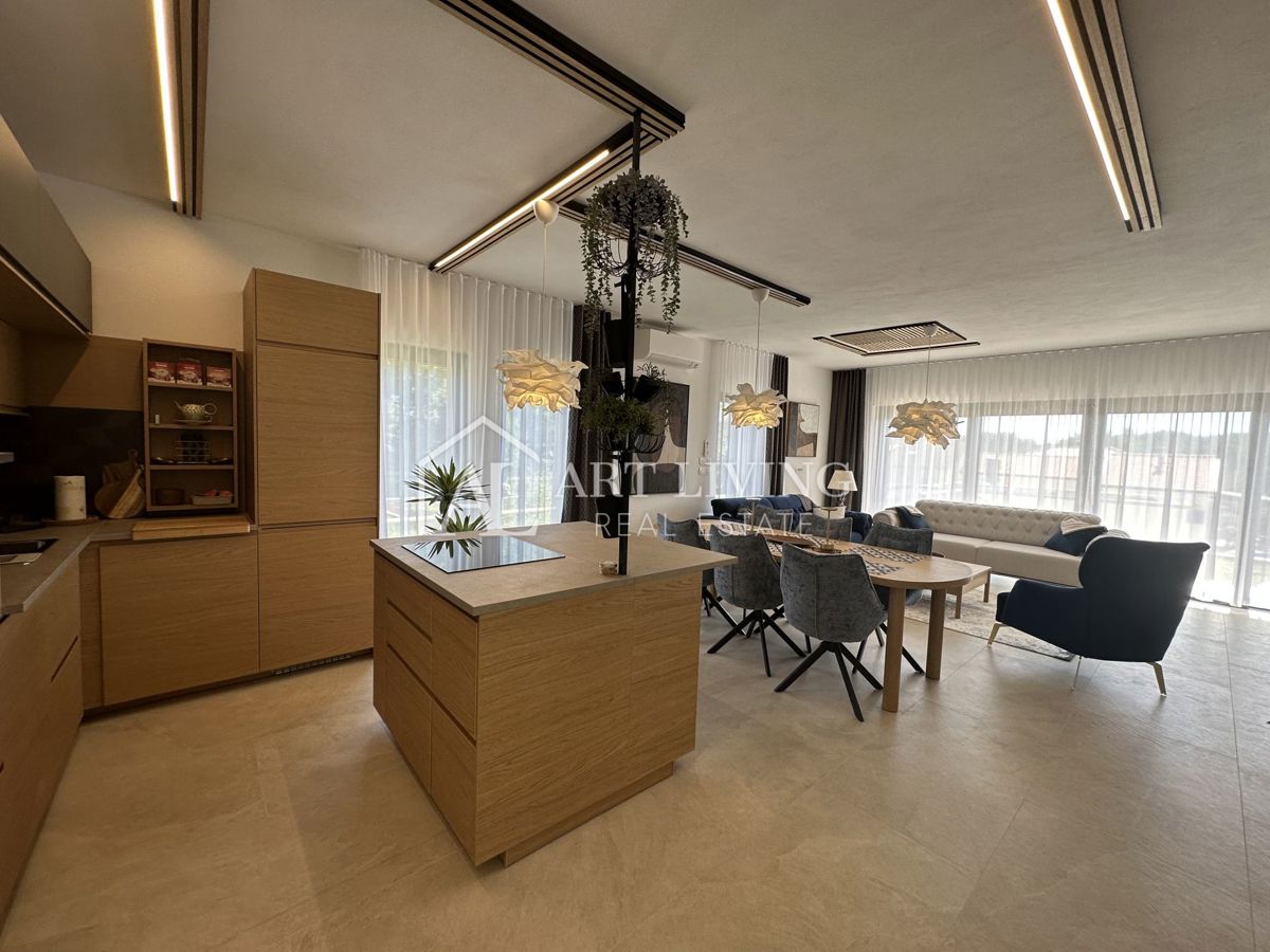 NOVIGRAD, okolica - MODERNA DIZAJNERSKA DVOJNA HIŠA NA VRHUNSKI LOKACIJI - SAMO 300 m OD MORJA