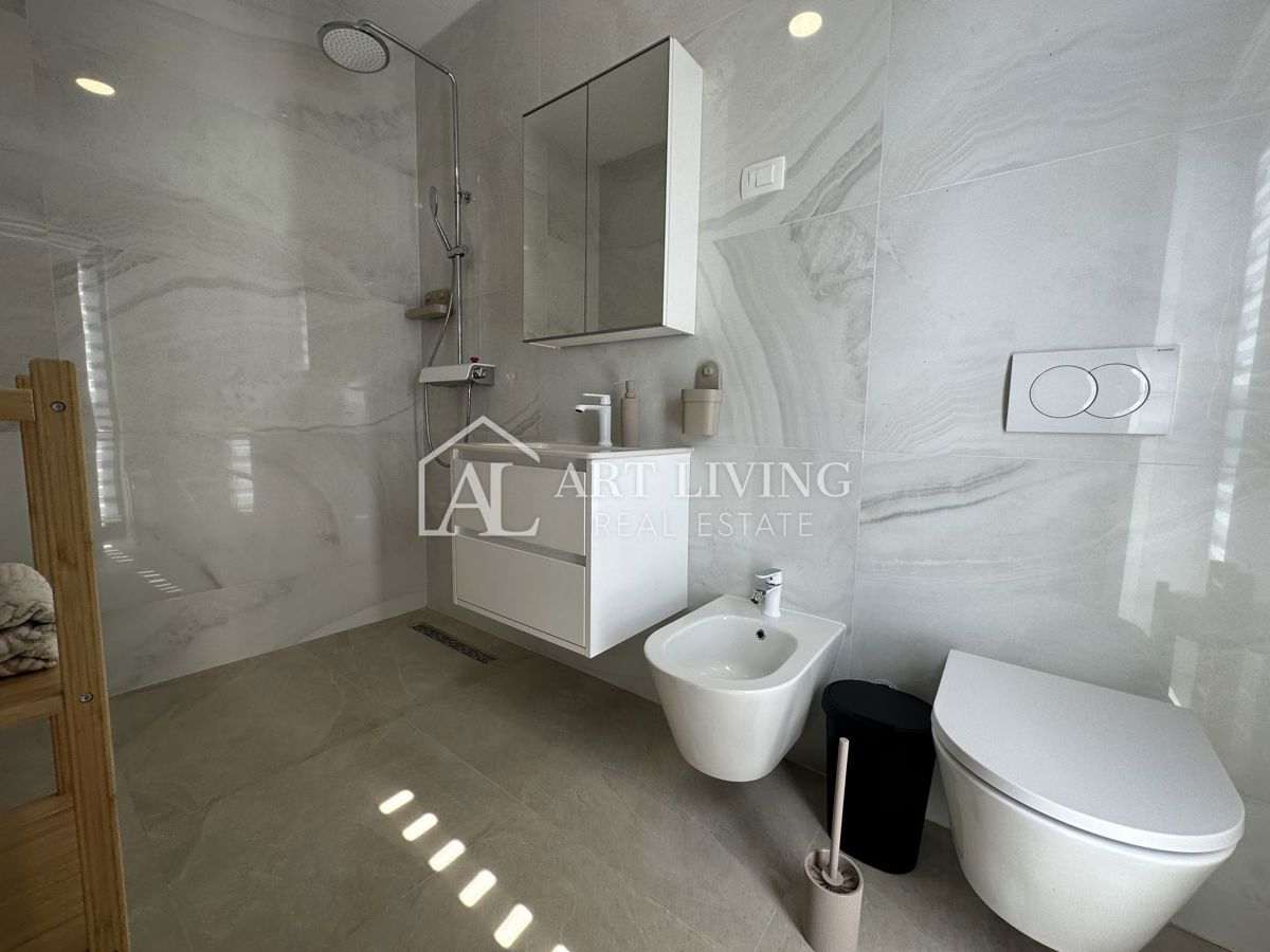 NOVIGRAD, okolica - MODERNA DIZAJNERSKA DVOJNA HIŠA NA VRHUNSKI LOKACIJI - SAMO 300 m OD MORJA