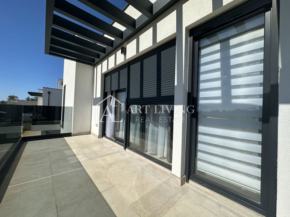 NOVIGRAD, okolica - MODERNA DIZAJNERSKA DVOJNA HIŠA NA VRHUNSKI LOKACIJI - SAMO 300 m OD MORJA