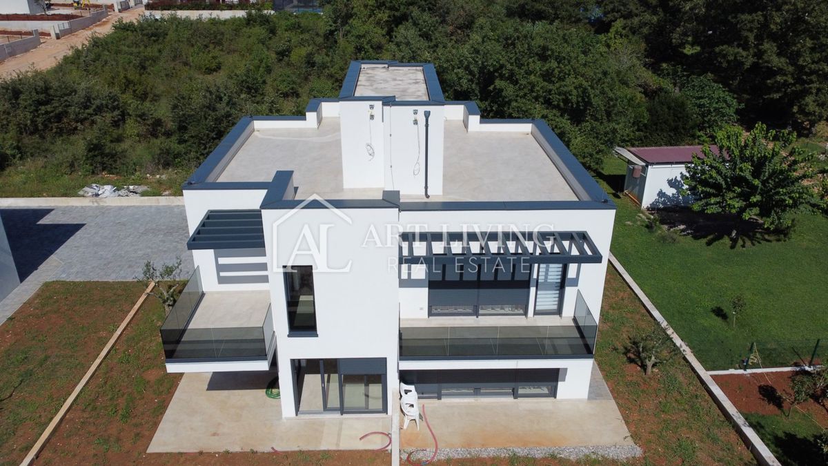 NOVIGRAD, okolica - MODERNA DIZAJNERSKA DVOJNA HIŠA NA VRHUNSKI LOKACIJI - SAMO 300 m OD MORJA