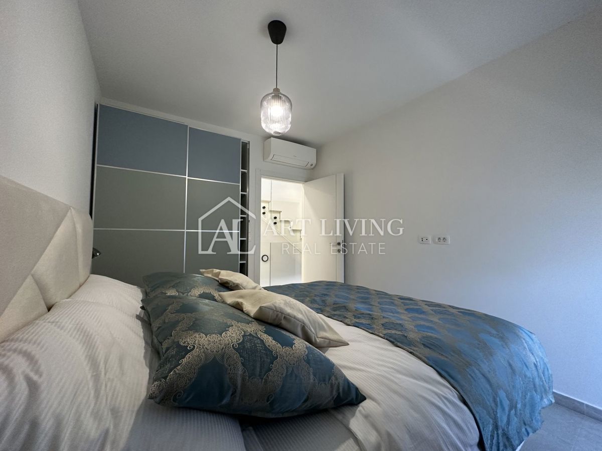 NOVIGRAD, okolica - MODERNA DIZAJNERSKA DVOJNA HIŠA NA VRHUNSKI LOKACIJI - SAMO 300 m OD MORJA