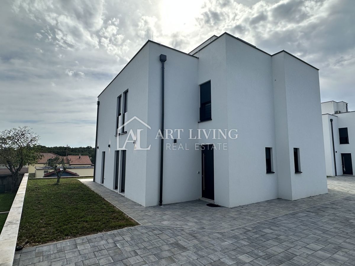 NOVIGRAD, okolica - MODERNA DIZAJNERSKA DVOJNA HIŠA NA VRHUNSKI LOKACIJI - SAMO 300 m OD MORJA