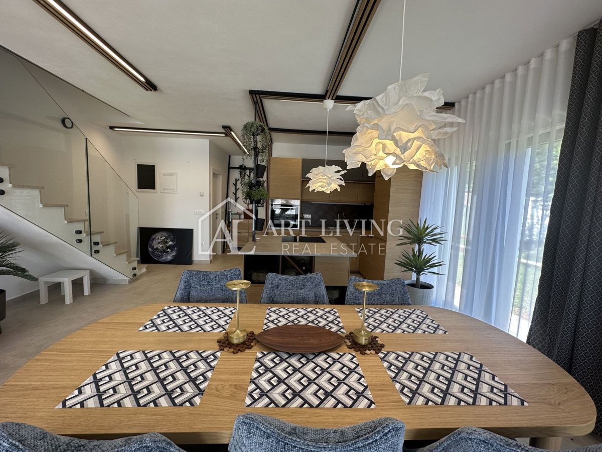 NOVIGRAD, okolica - MODERNA DIZAJNERSKA DVOJNA HIŠA NA VRHUNSKI LOKACIJI - SAMO 300 m OD MORJA