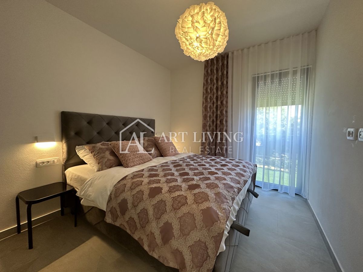 NOVIGRAD, okolica - MODERNA DIZAJNERSKA DVOJNA HIŠA NA VRHUNSKI LOKACIJI - SAMO 300 m OD MORJA