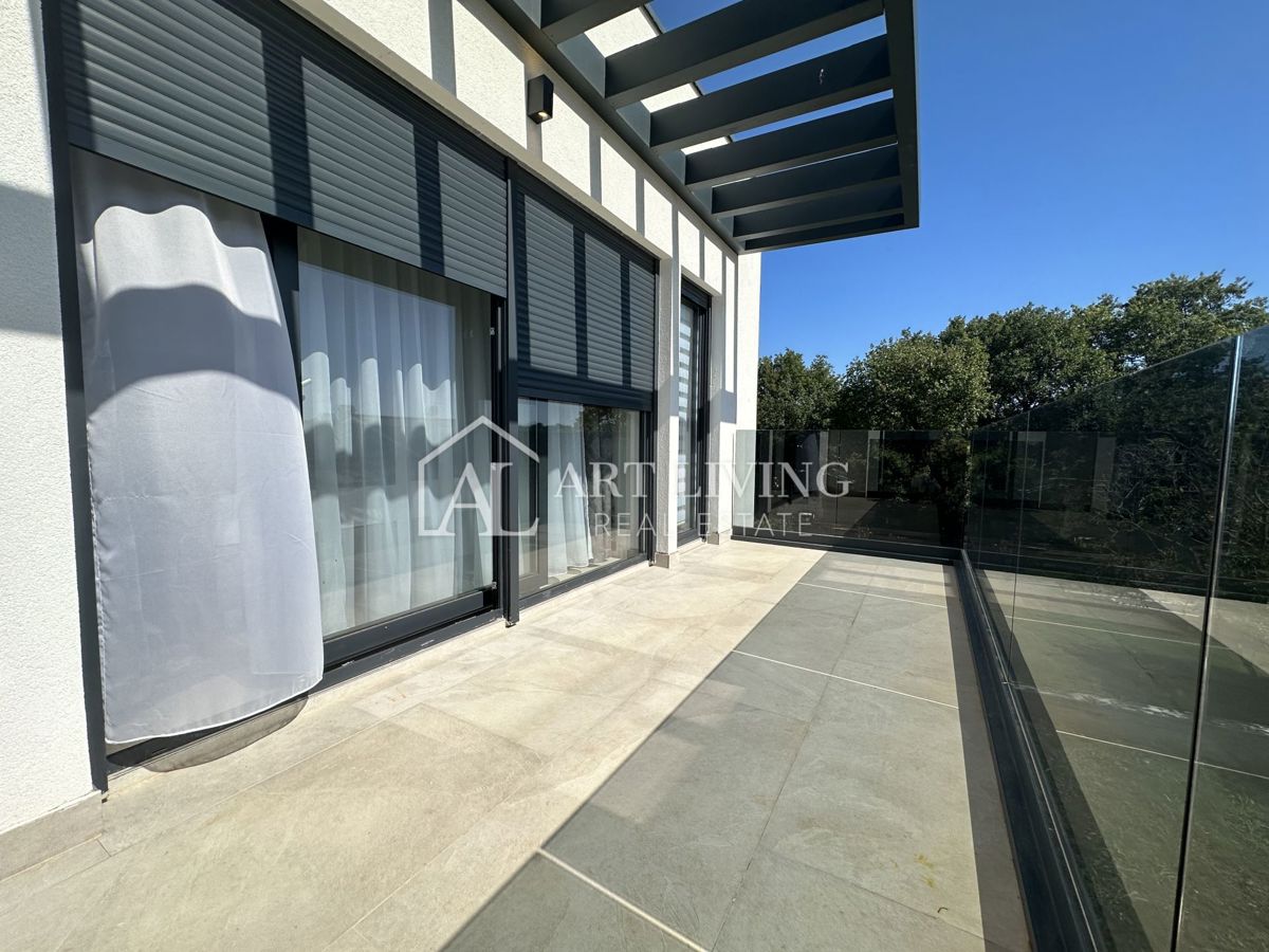 NOVIGRAD, okolica - MODERNA DIZAJNERSKA DVOJNA HIŠA NA VRHUNSKI LOKACIJI - SAMO 300 m OD MORJA