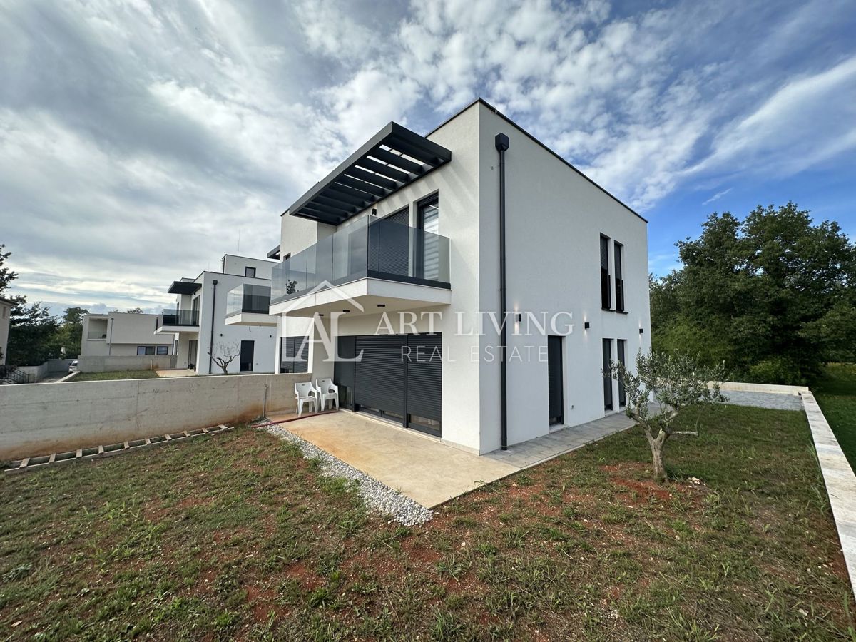 NOVIGRAD, okolica - MODERNA DIZAJNERSKA DVOJNA HIŠA NA VRHUNSKI LOKACIJI - SAMO 300 m OD MORJA