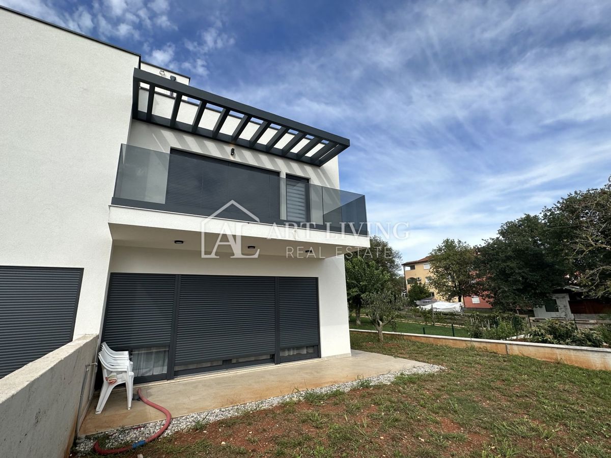 NOVIGRAD, okolica - MODERNA DIZAJNERSKA DVOJNA HIŠA NA VRHUNSKI LOKACIJI - SAMO 300 m OD MORJA