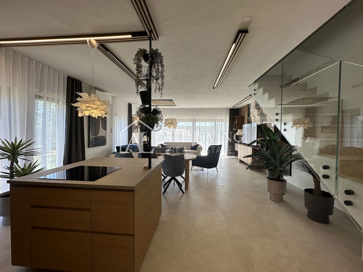 NOVIGRAD, okolica - MODERNA DIZAJNERSKA DVOJNA HIŠA NA VRHUNSKI LOKACIJI - SAMO 300 m OD MORJA