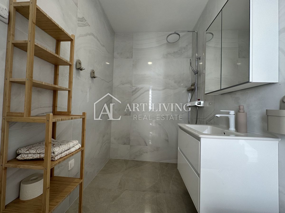 NOVIGRAD, okolica - MODERNA DIZAJNERSKA DVOJNA HIŠA NA VRHUNSKI LOKACIJI - SAMO 300 m OD MORJA