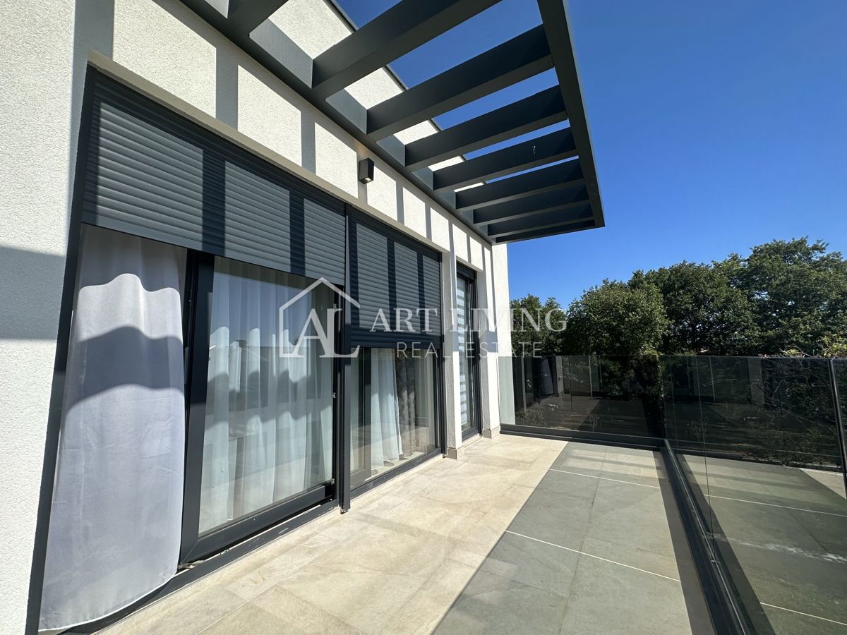 NOVIGRAD, okolica - MODERNA DIZAJNERSKA DVOJNA HIŠA NA VRHUNSKI LOKACIJI - SAMO 300 m OD MORJA