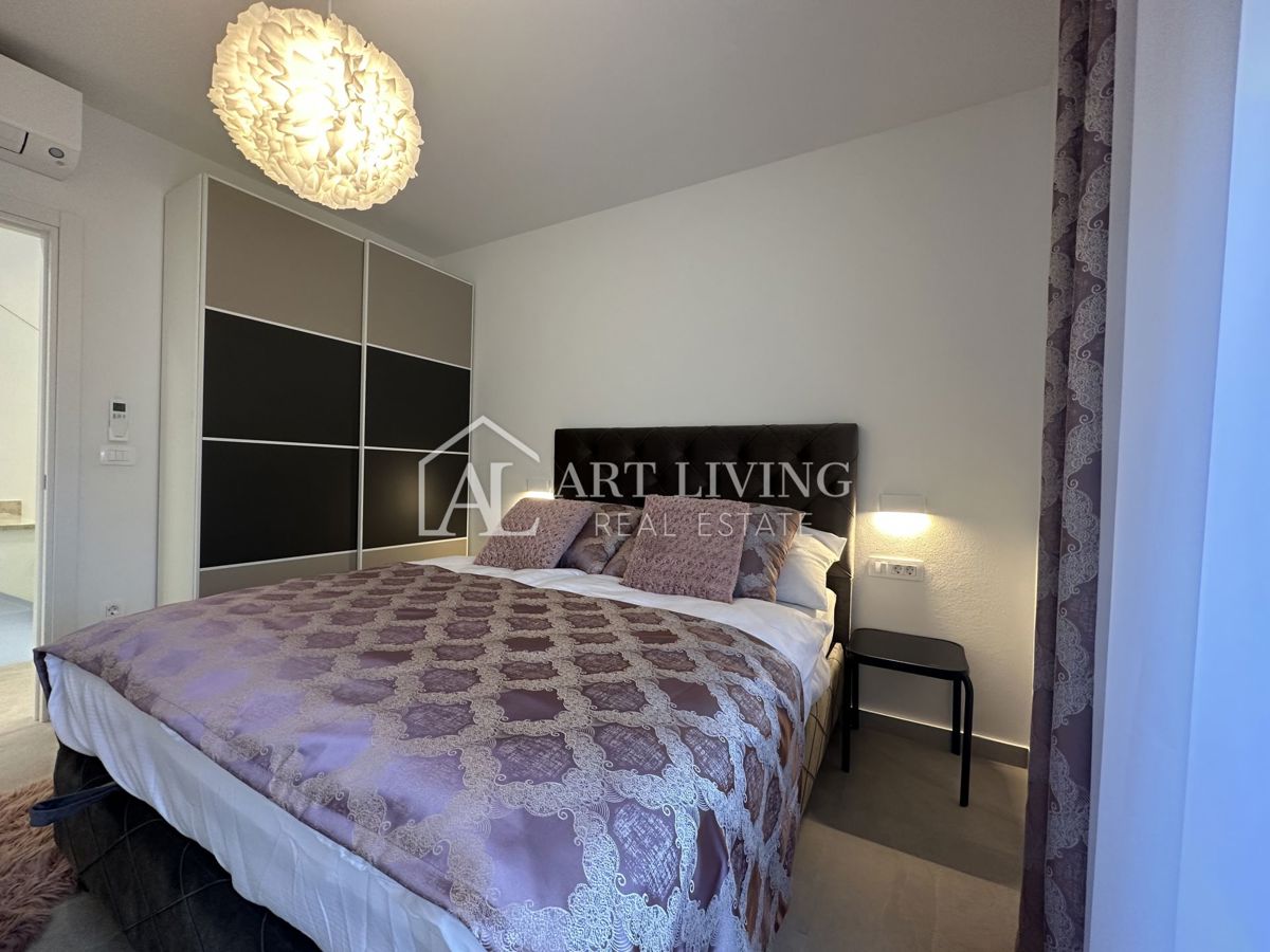 NOVIGRAD, okolica - MODERNA DIZAJNERSKA DVOJNA HIŠA NA VRHUNSKI LOKACIJI - SAMO 300 m OD MORJA