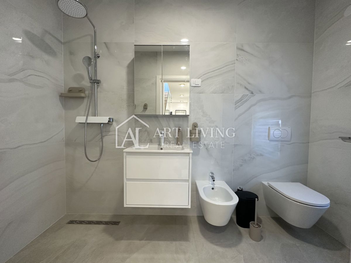 NOVIGRAD, okolica - MODERNA DIZAJNERSKA DVOJNA HIŠA NA VRHUNSKI LOKACIJI - SAMO 300 m OD MORJA