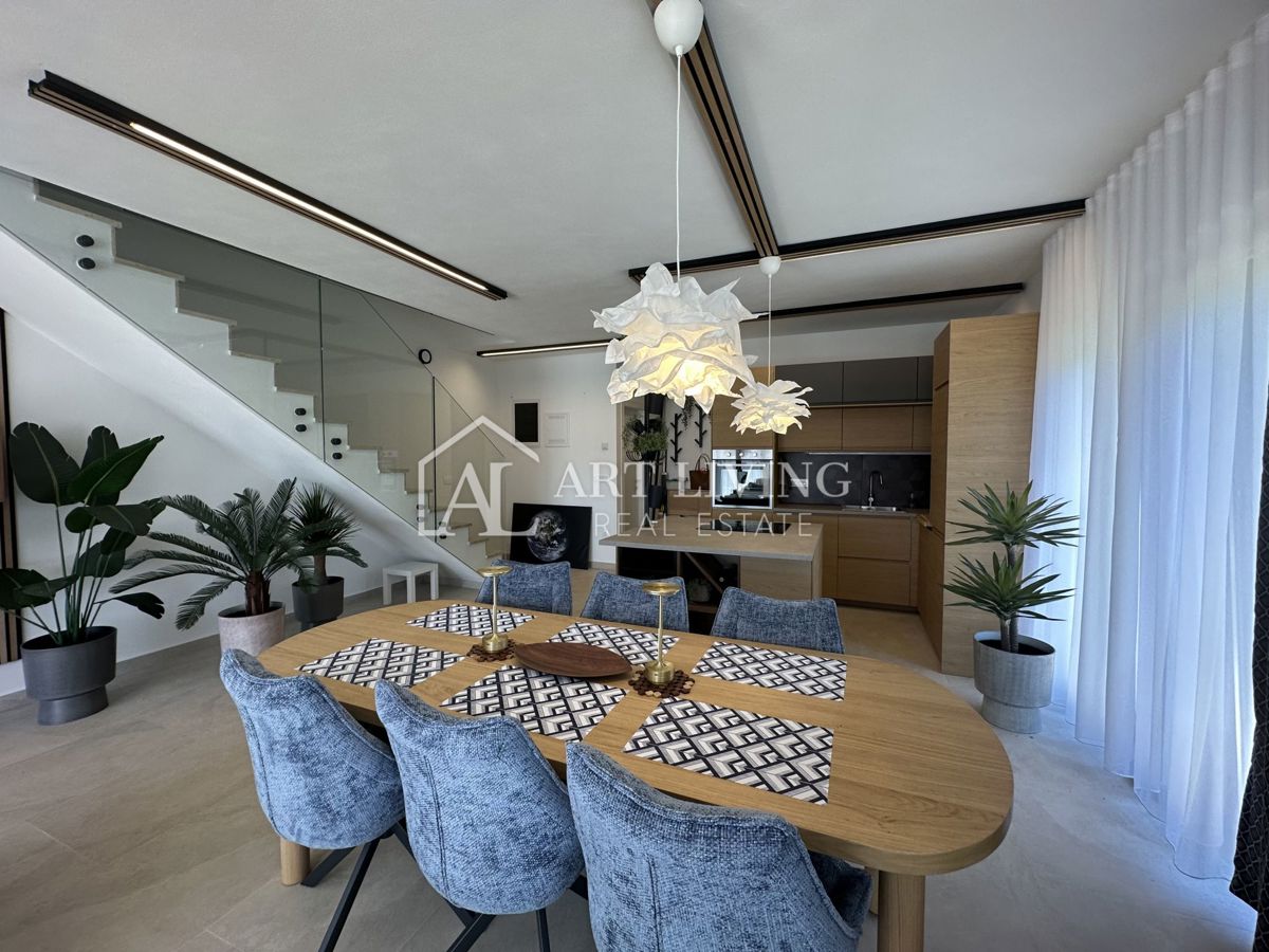 NOVIGRAD, okolica - MODERNA DIZAJNERSKA DVOJNA HIŠA NA VRHUNSKI LOKACIJI - SAMO 300 m OD MORJA