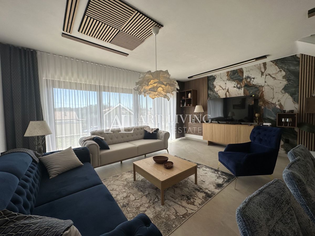 NOVIGRAD, okolica - MODERNA DIZAJNERSKA DVOJNA HIŠA NA VRHUNSKI LOKACIJI - SAMO 300 m OD MORJA