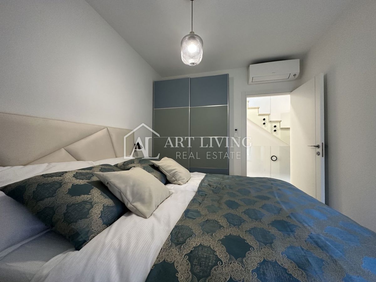 NOVIGRAD, okolica - MODERNA DIZAJNERSKA DVOJNA HIŠA NA VRHUNSKI LOKACIJI - SAMO 300 m OD MORJA