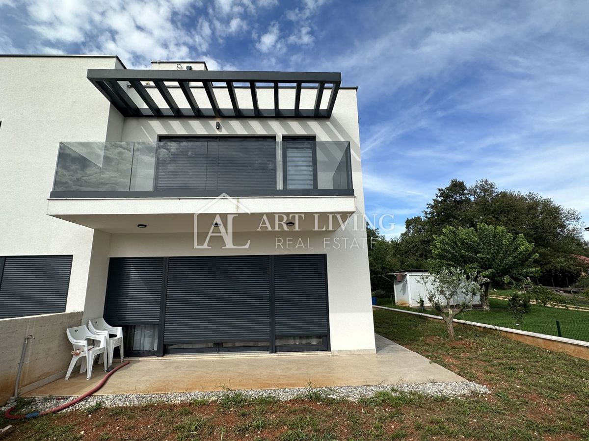 NOVIGRAD, okolica - MODERNA DIZAJNERSKA DVOJNA HIŠA NA VRHUNSKI LOKACIJI - SAMO 300 m OD MORJA