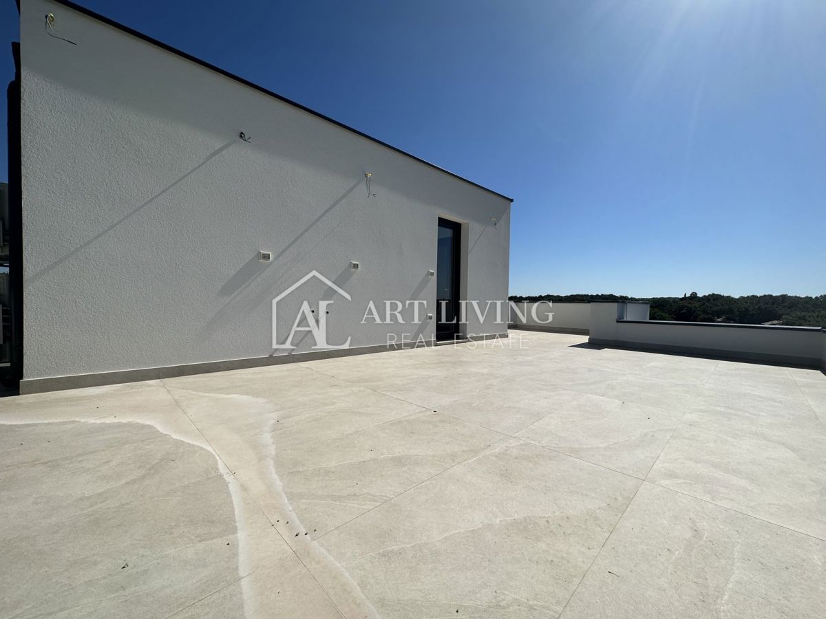 NOVIGRAD, okolica - MODERNA DIZAJNERSKA DVOJNA HIŠA NA VRHUNSKI LOKACIJI - SAMO 300 m OD MORJA