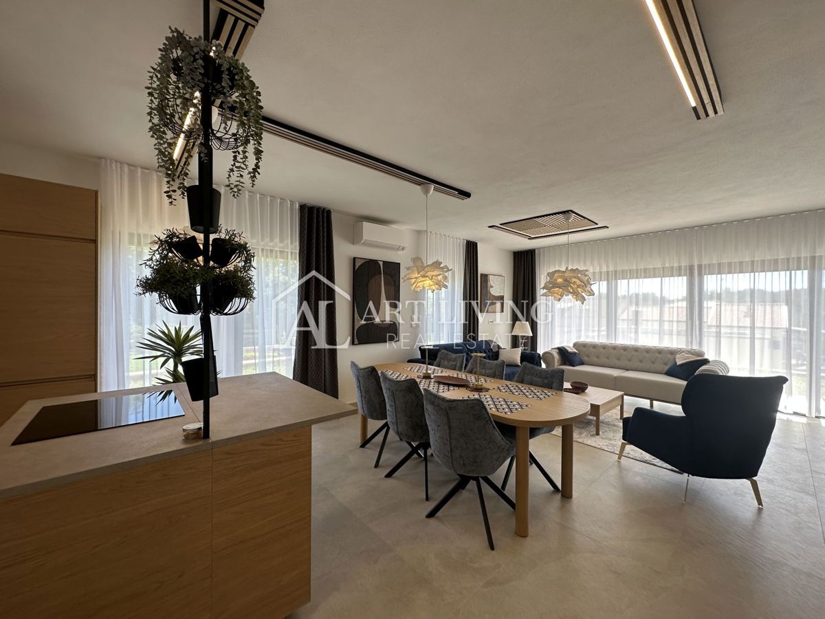 NOVIGRAD, okolica - MODERNA DIZAJNERSKA DVOJNA HIŠA NA VRHUNSKI LOKACIJI - SAMO 300 m OD MORJA