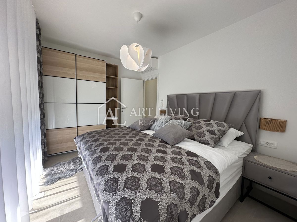 NOVIGRAD, okolica - MODERNA DIZAJNERSKA DVOJNA HIŠA NA VRHUNSKI LOKACIJI - SAMO 300 m OD MORJA