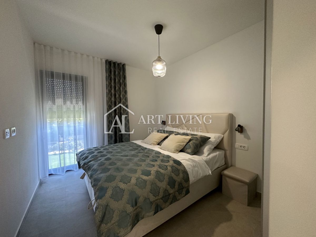 NOVIGRAD, okolica - MODERNA DIZAJNERSKA DVOJNA HIŠA NA VRHUNSKI LOKACIJI - SAMO 300 m OD MORJA