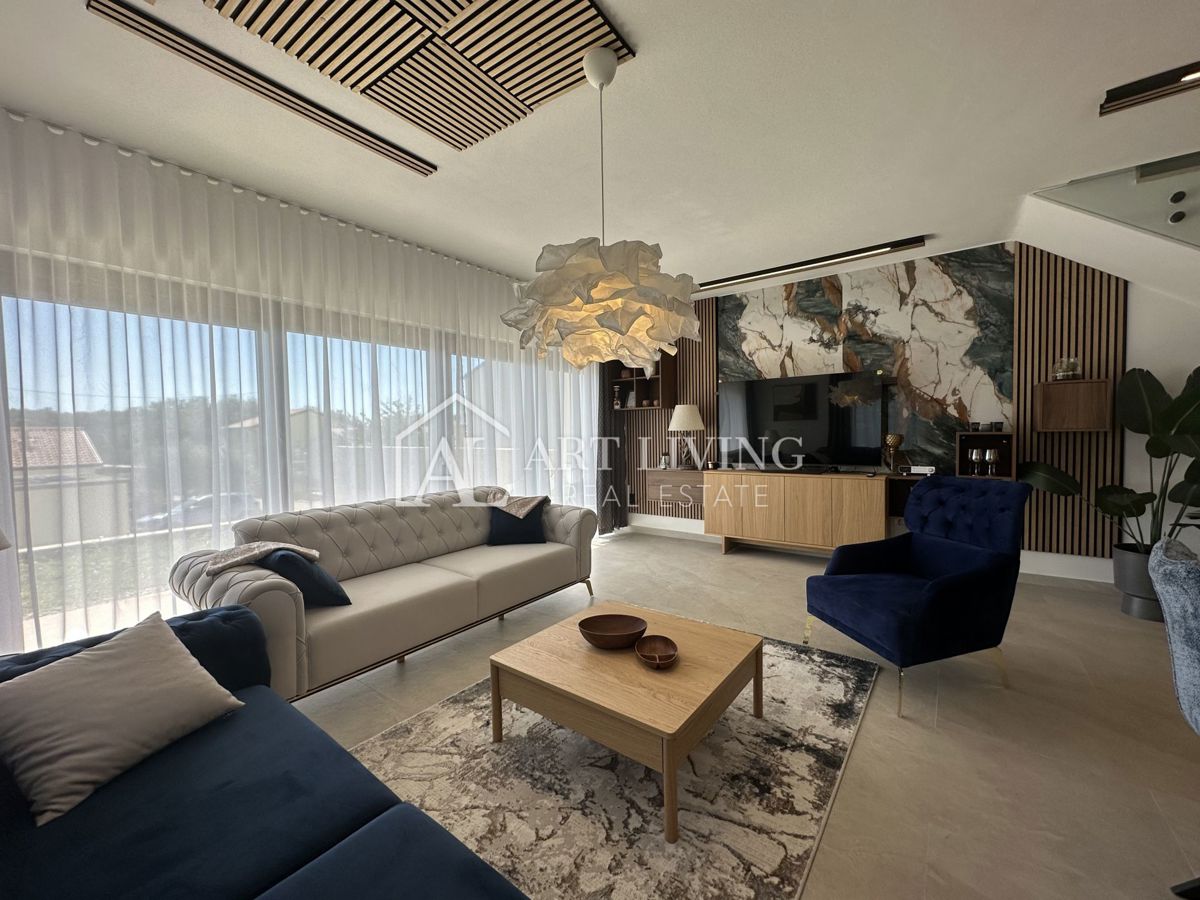 NOVIGRAD, okolica - MODERNA DIZAJNERSKA DVOJNA HIŠA NA VRHUNSKI LOKACIJI - SAMO 300 m OD MORJA