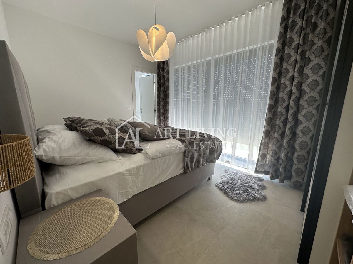 NOVIGRAD, okolica - MODERNA DIZAJNERSKA DVOJNA HIŠA NA VRHUNSKI LOKACIJI - SAMO 300 m OD MORJA