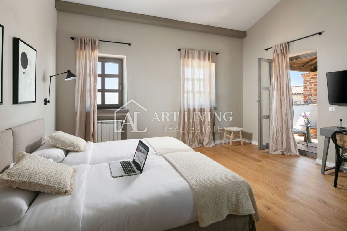 Poreč, okolica - rustikalna kamnita vila z bazenom v istrskem stilu