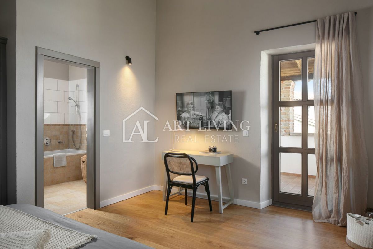 Poreč, okolica - rustikalna kamnita vila z bazenom v istrskem stilu