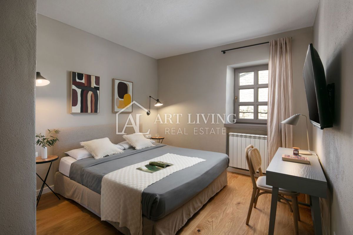 Poreč, okolica - rustikalna kamnita vila z bazenom v istrskem stilu