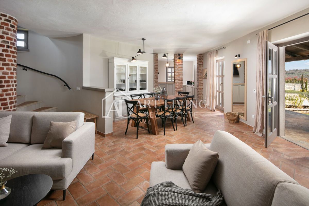 Poreč, okolica - rustikalna kamnita vila z bazenom v istrskem stilu